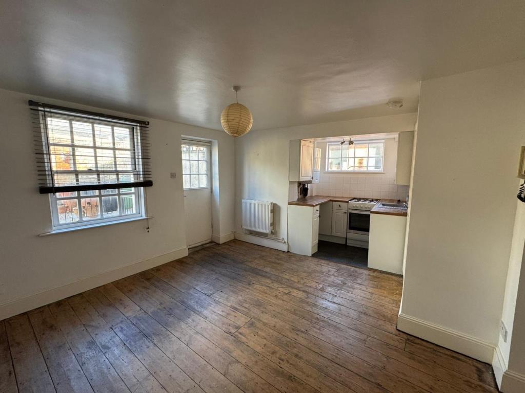 Lot: 183 - TOWN CENTRE MAISONETTE WITH GARDEN FOR INVESTMENT OR OCCUPATION - Living room and kitchen